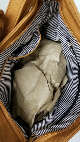 🎉1 HOUR SALE🤗Crossbody Bucket Satchel! (FIRM) - Picture 4 of 6